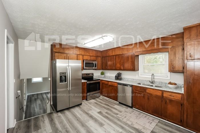 7446 Innes St - Photo 4 of 22