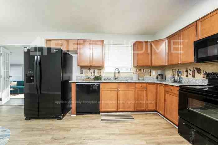 7695 Hawthorne Dr - Photo 2 of 16