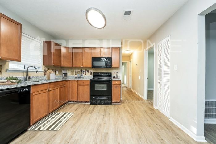 7695 Hawthorne Dr - Photo 3 of 16