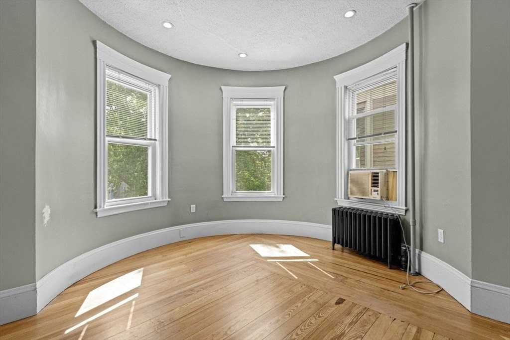 762 Beacon St - Photo 3 of 16