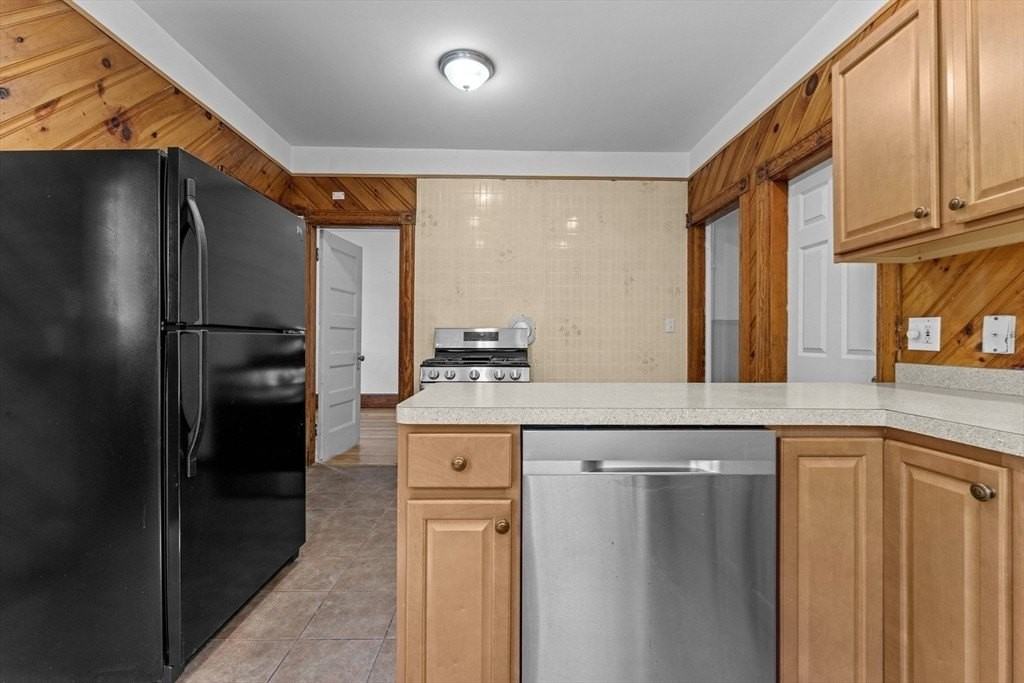 762 Beacon St - Photo 7 of 16