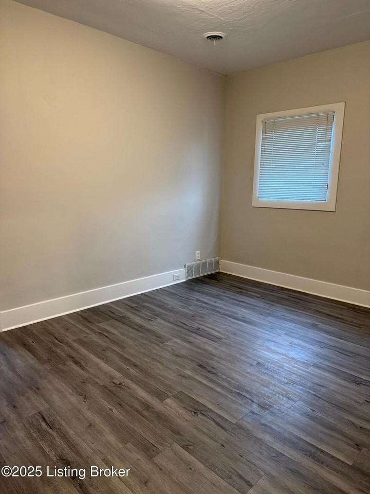 1002 Charles St - Photo 3 of 10