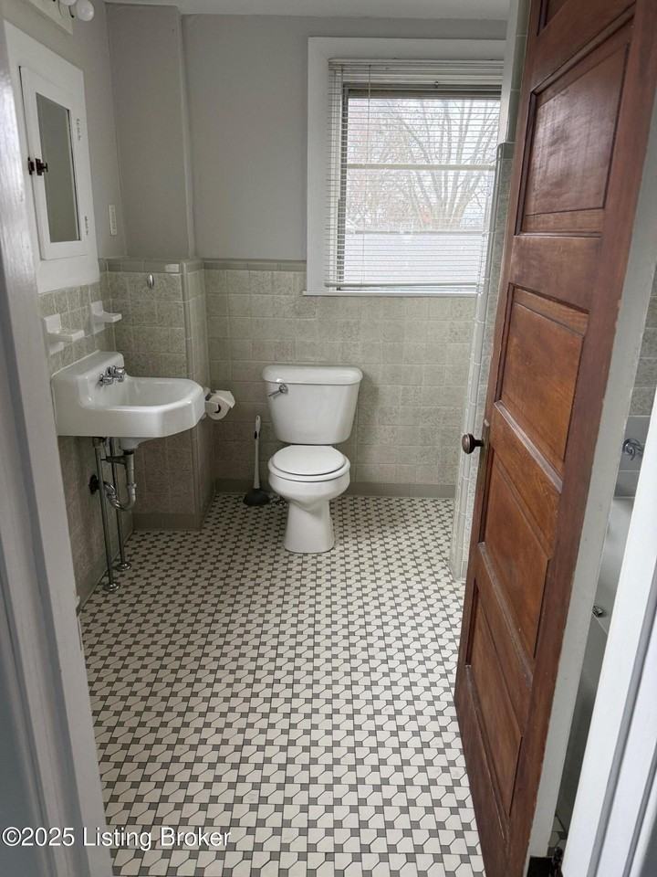 1002 Charles St - Photo 4 of 10