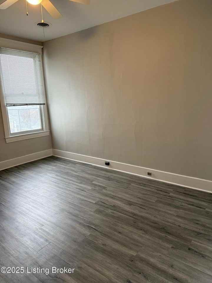 1002 Charles St - Photo 5 of 10