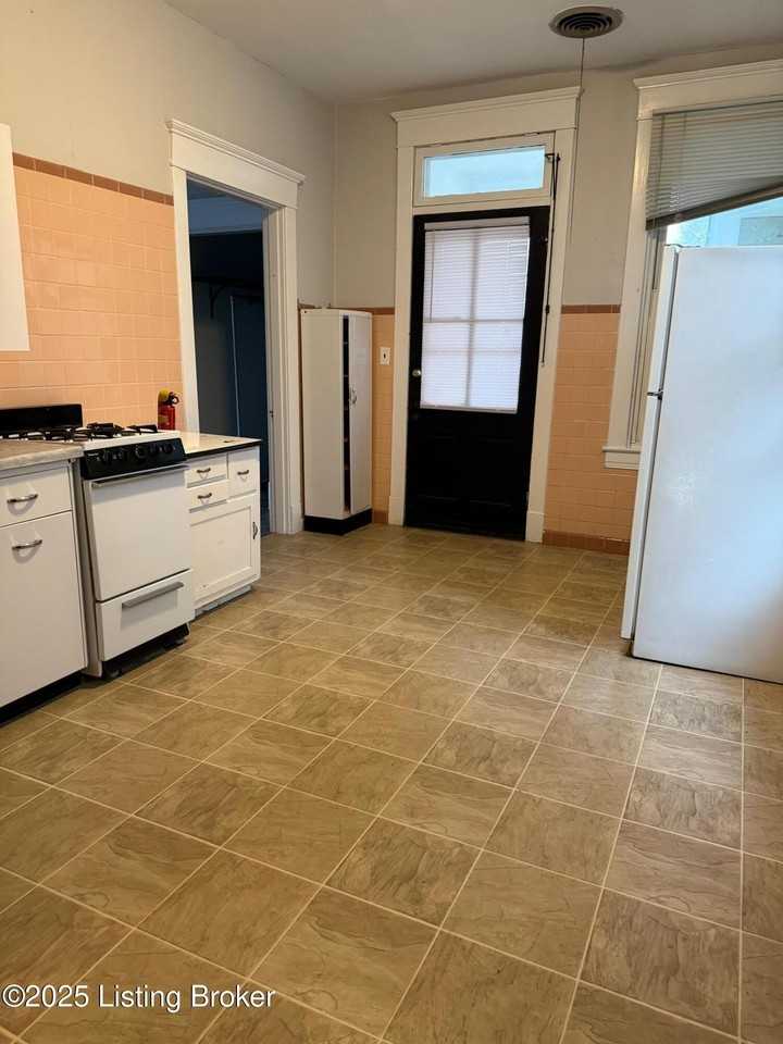 1002 Charles St - Photo 7 of 10