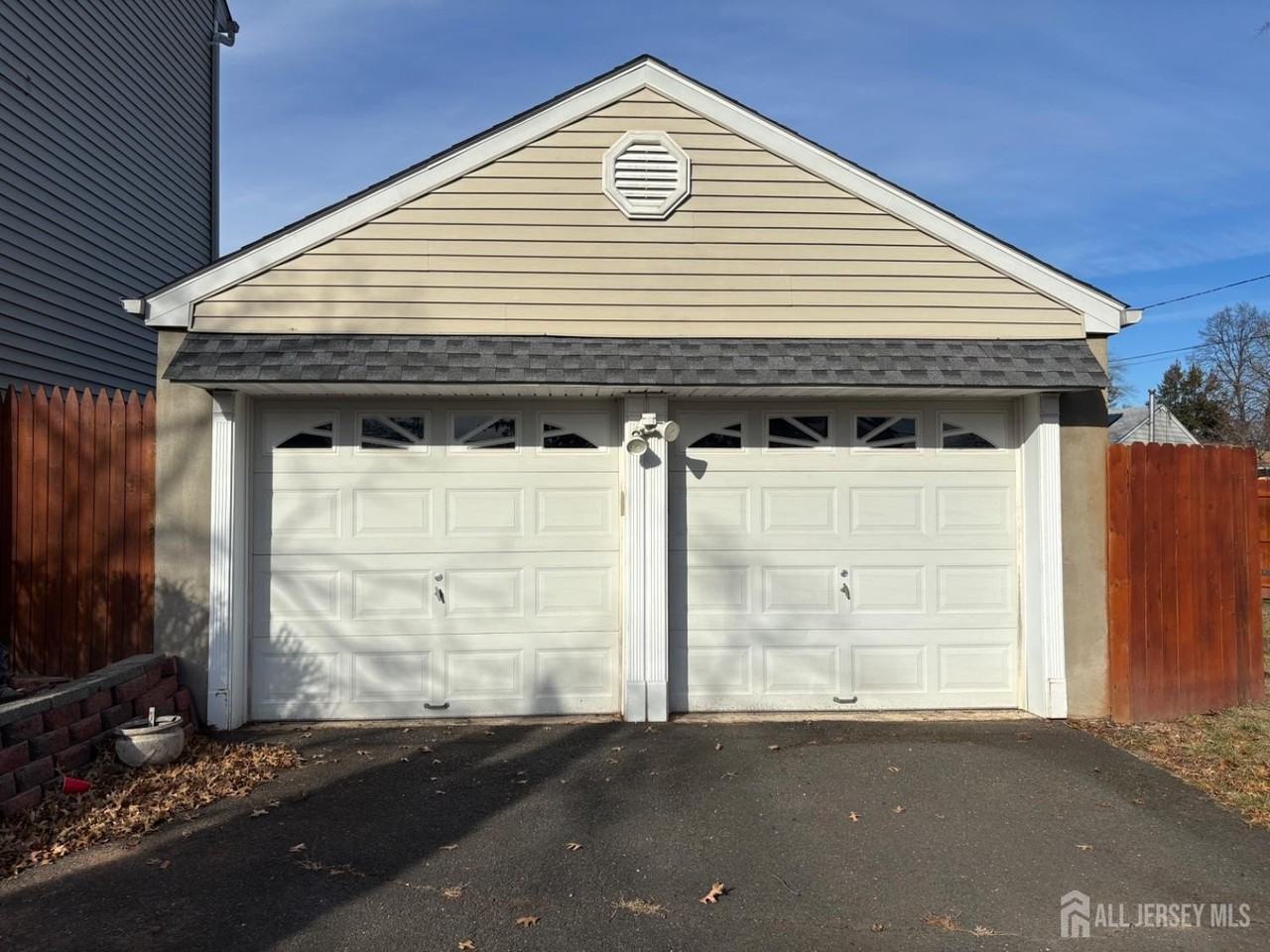 921 Walnut St - Photo 3 of 24