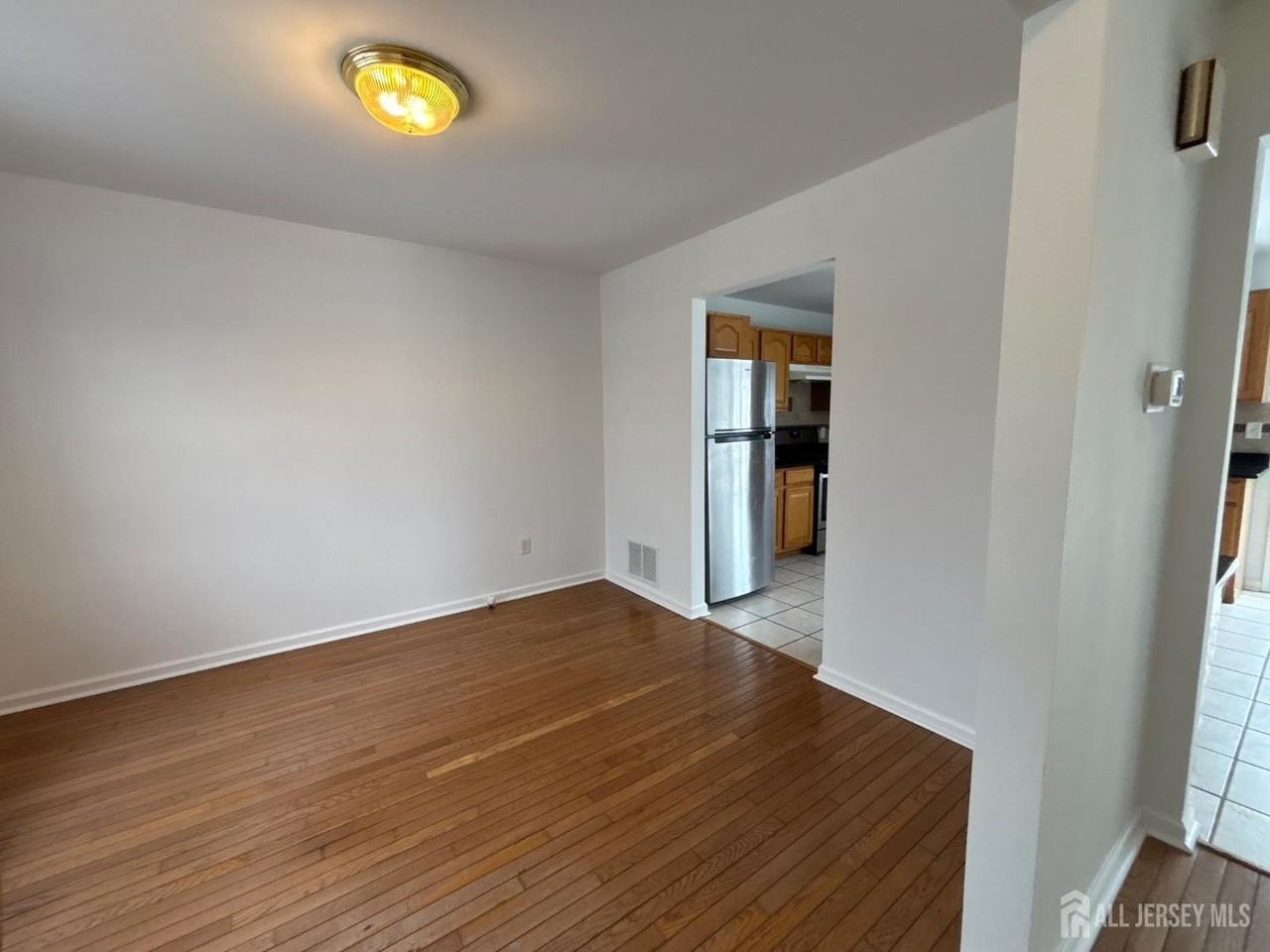 921 Walnut St - Photo 4 of 24