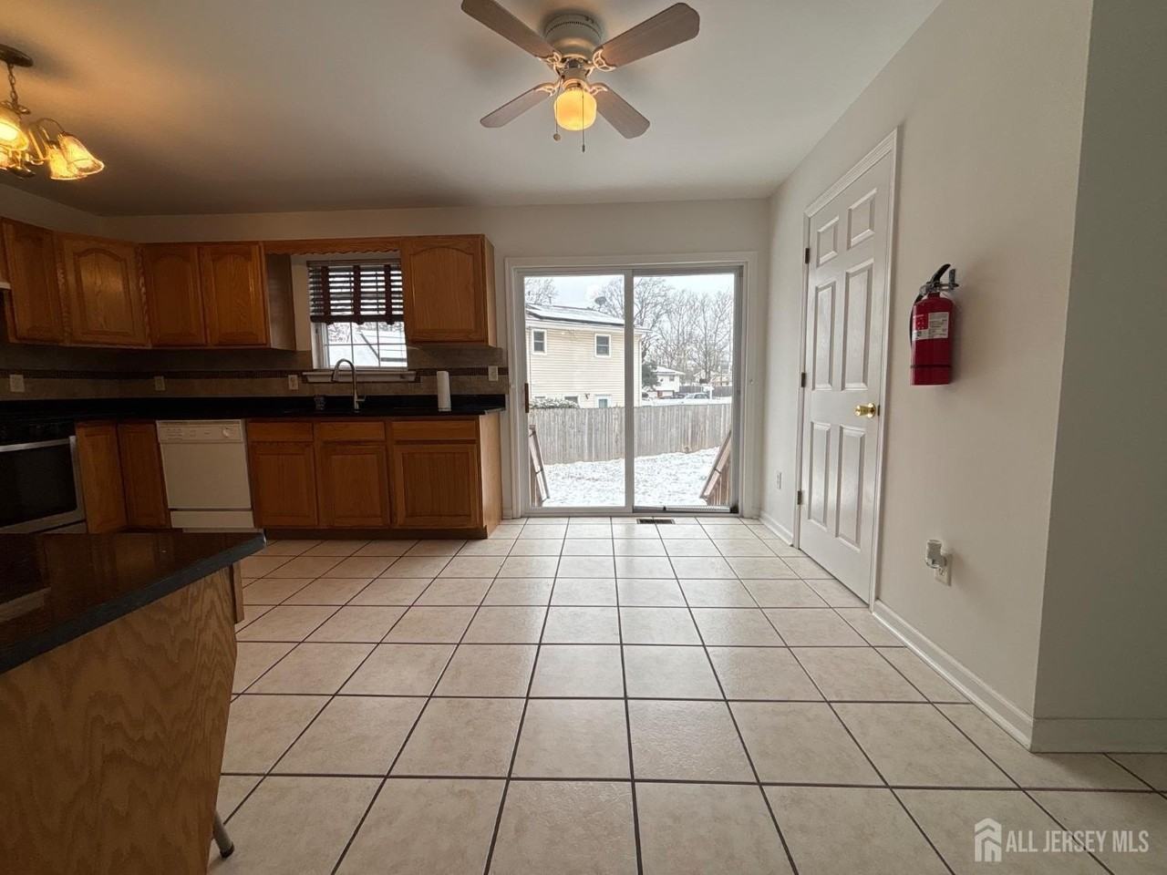 921 Walnut St - Photo 6 of 24