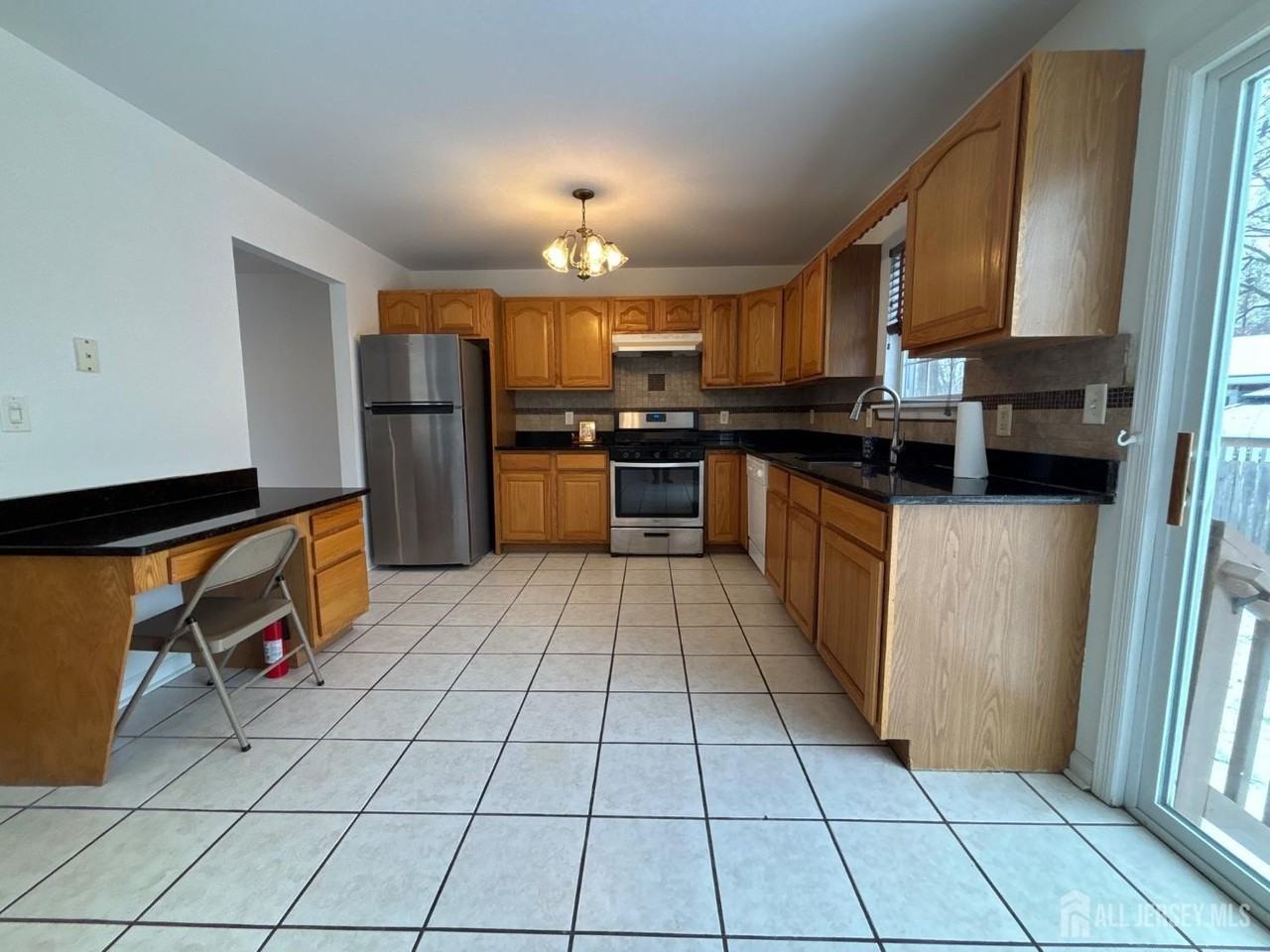 921 Walnut St - Photo 7 of 24