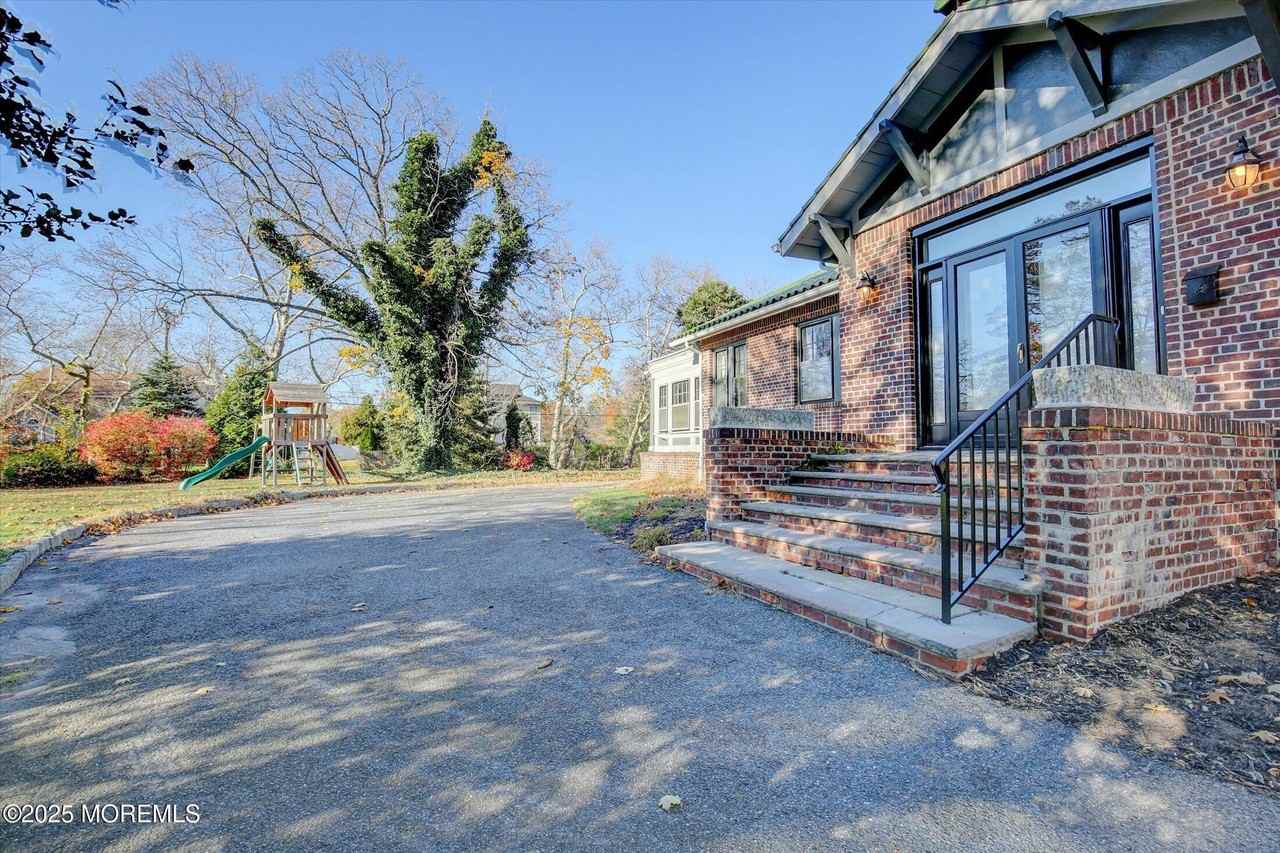 589 Westwood Ave - Photo 6 of 30