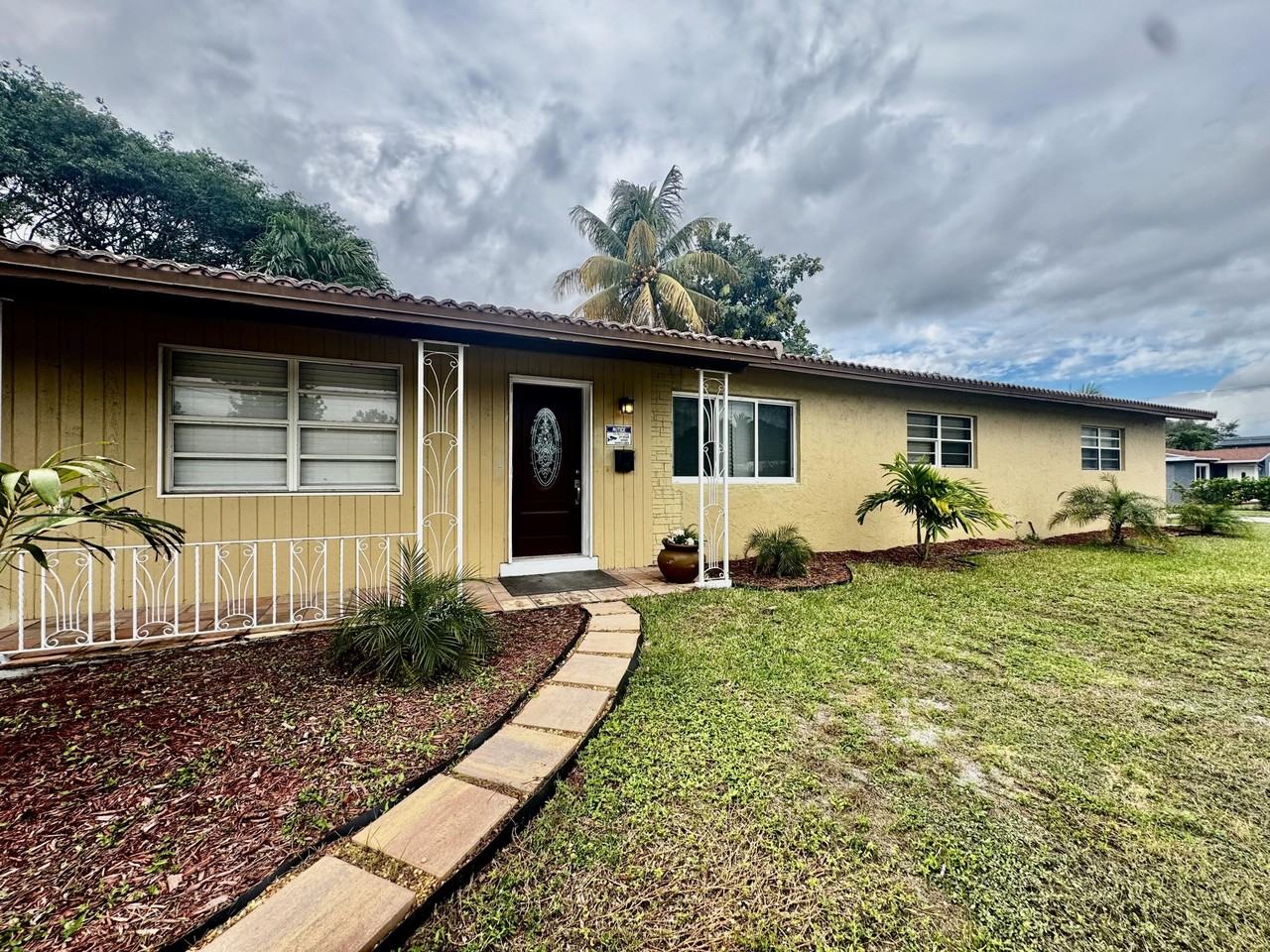 1520 N 25th Ave - Photo 2 of 26