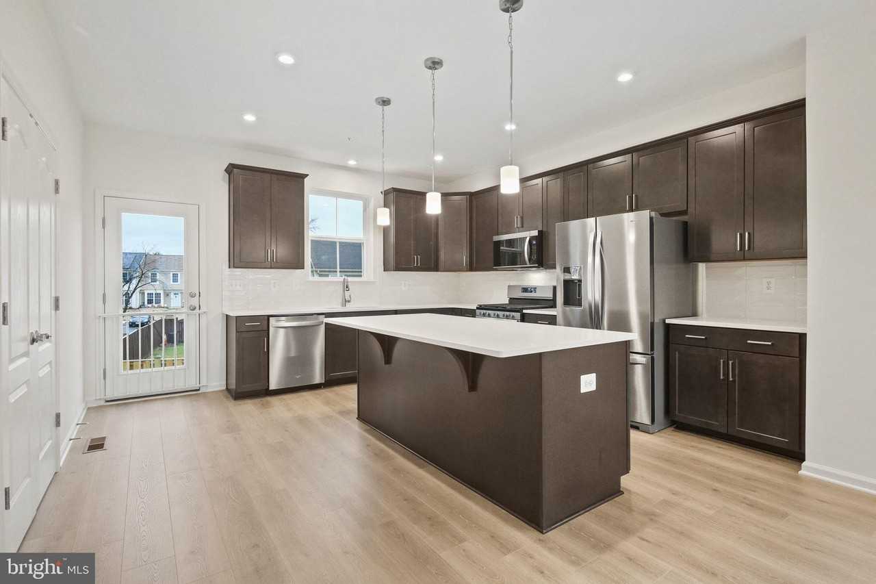 8262 Longford Rd - Photo 6 of 37