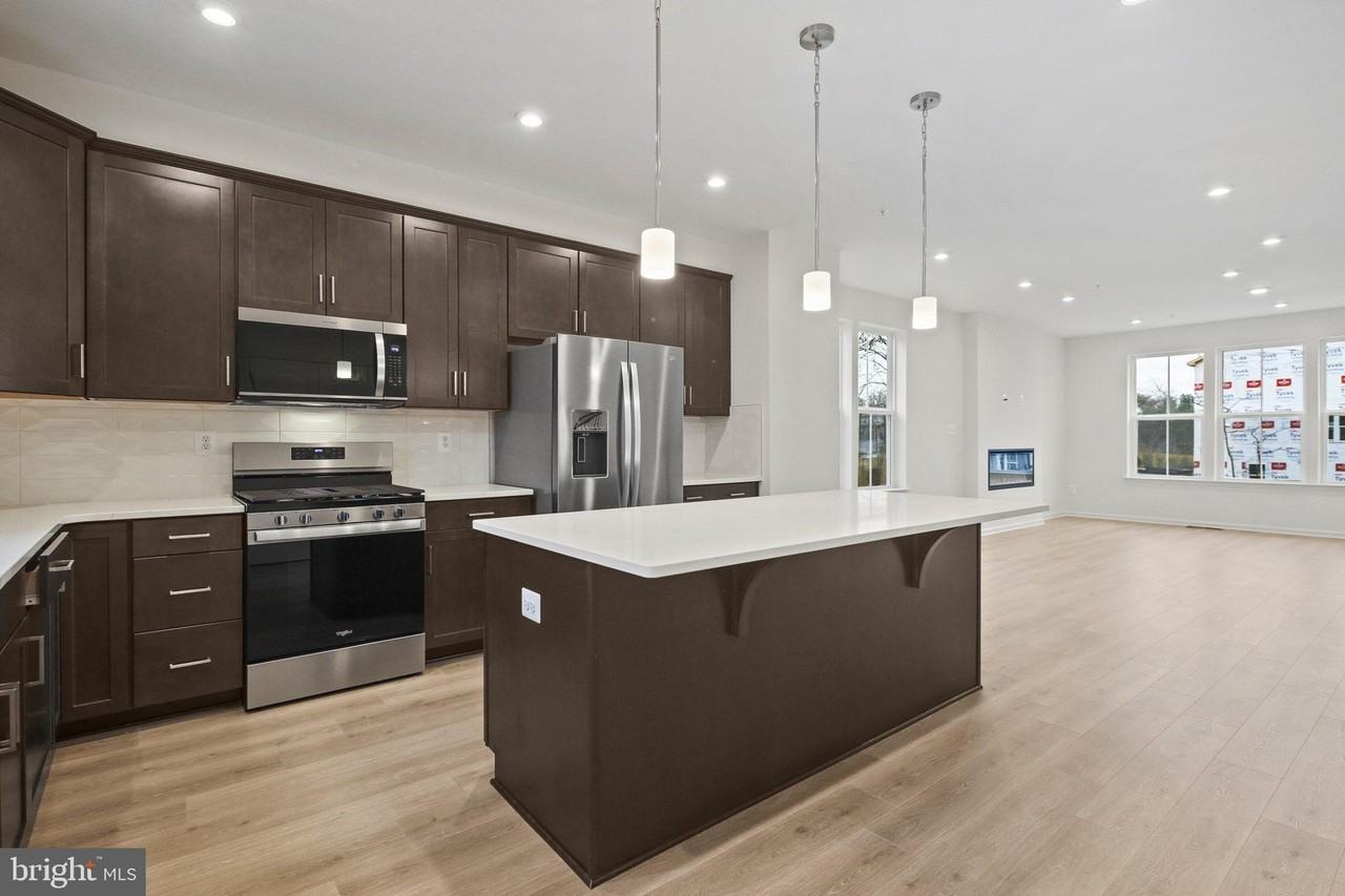 8262 Longford Rd - Photo 7 of 37