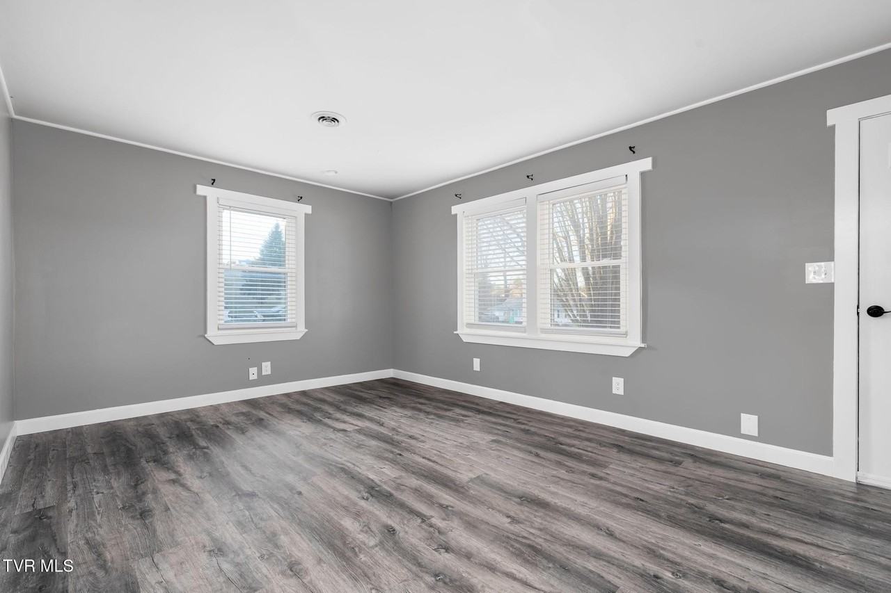 172 Hopper Rd - Photo 7 of 38