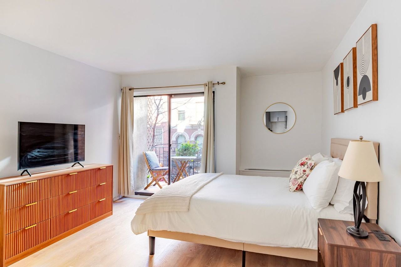 328 W 11th St #1050881P - Photo 4 of 13