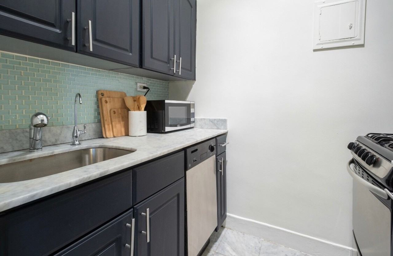 230 E 10th St #1358387P - Photo 4 of 9