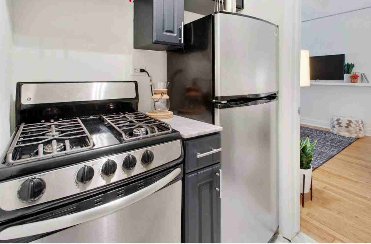 230 E 10th St #1358387P - Photo 3 of 9