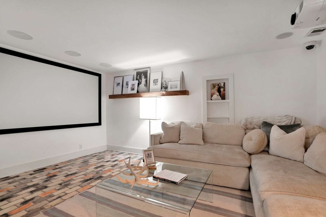 802 N Park Ave #1375235P - Photo 4 of 38