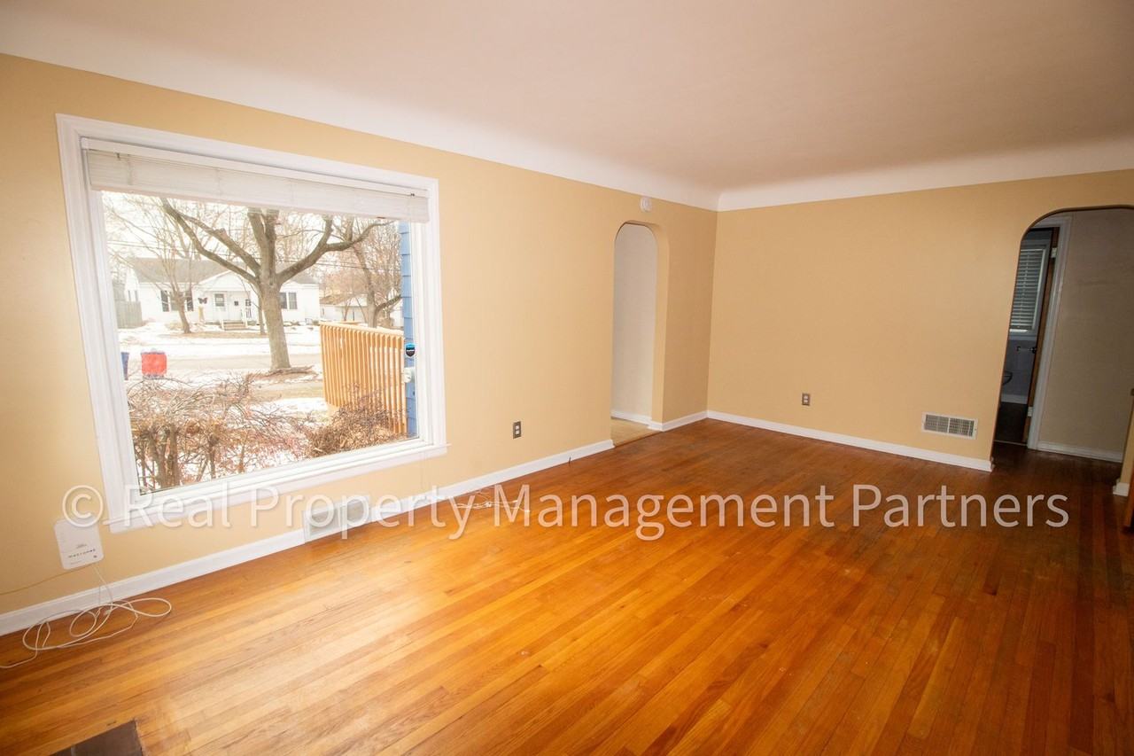 831 Everglade Dr Se - Photo 4 of 47