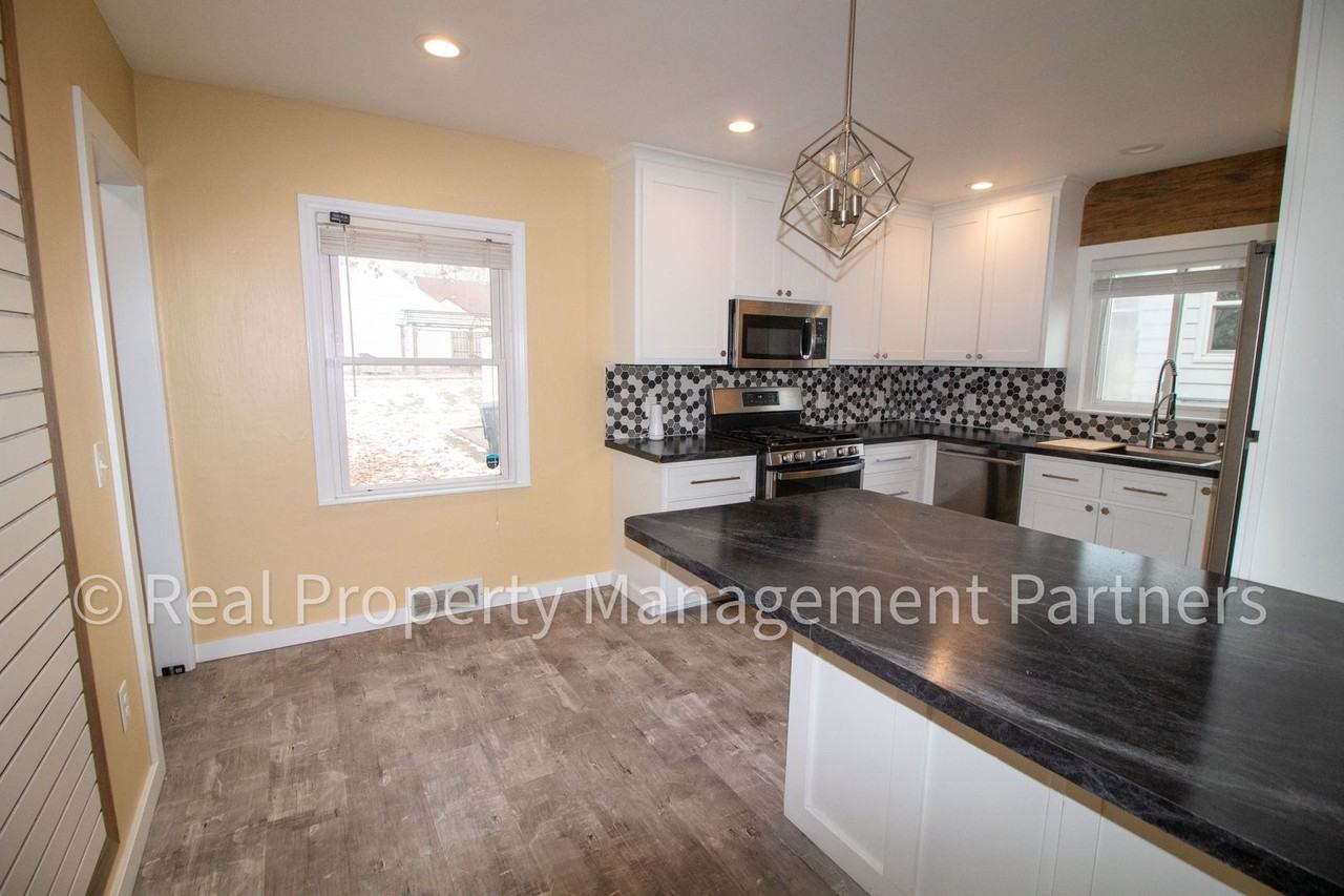 831 Everglade Dr Se - Photo 6 of 47