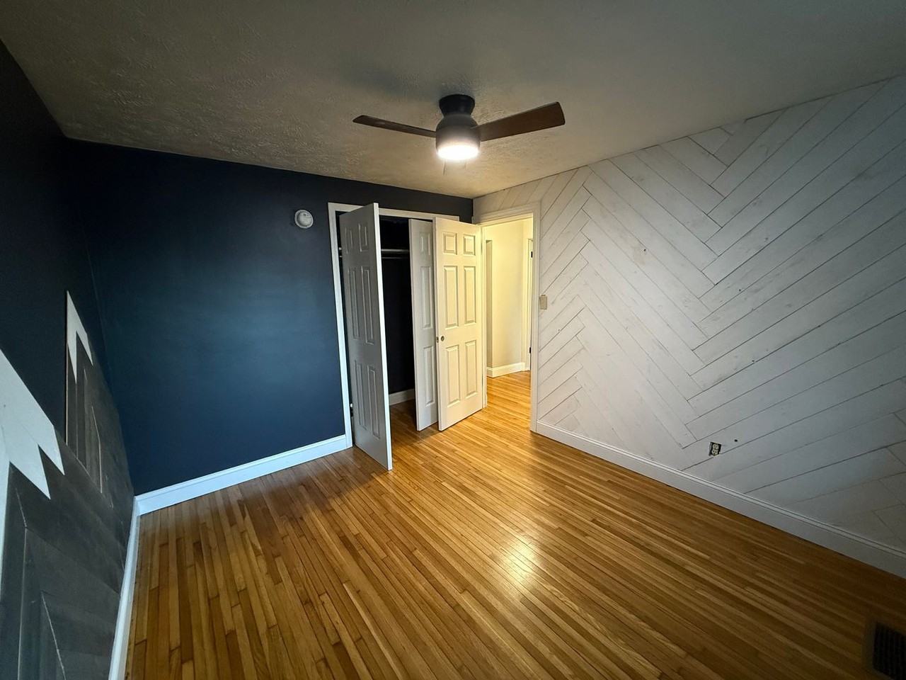 333 N Ellis St - Photo 3 of 5