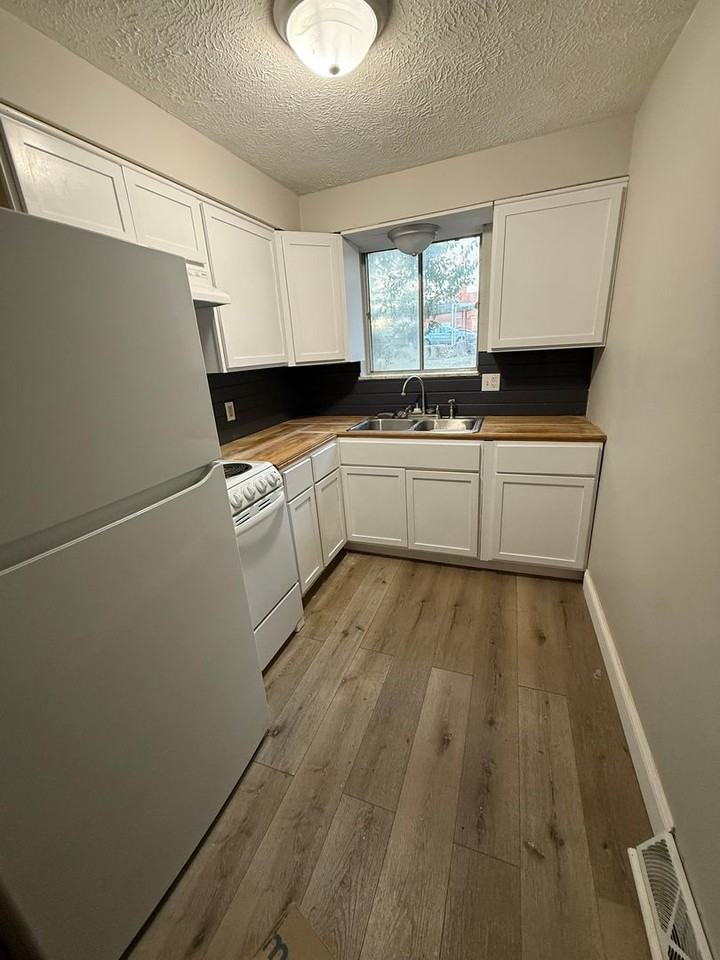 333 N Ellis St - Photo 4 of 5