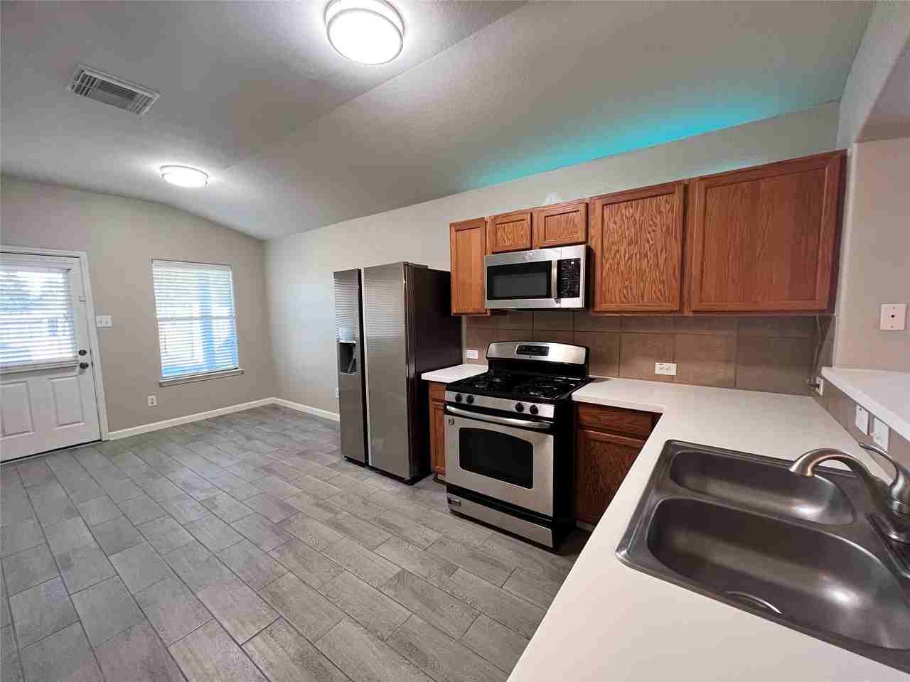 24526 Lakecrest Village Dr #24526 - Photo 4 of 17