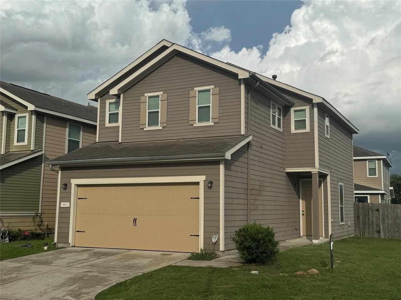 19022 Bee Line Ct #19022 - Photo 2 of 12