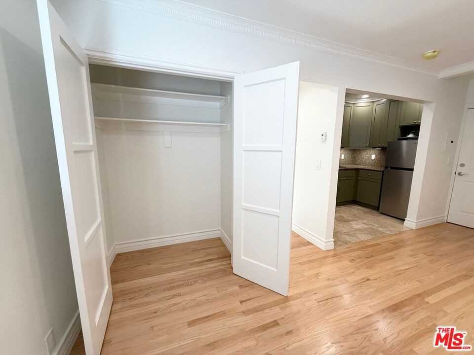 204 S Reeves Dr #204 - Photo 2 of 10