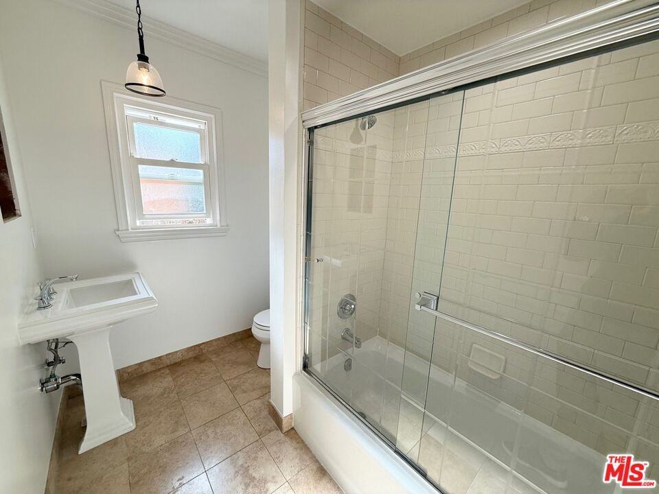 204 S Reeves Dr #204 - Photo 3 of 10