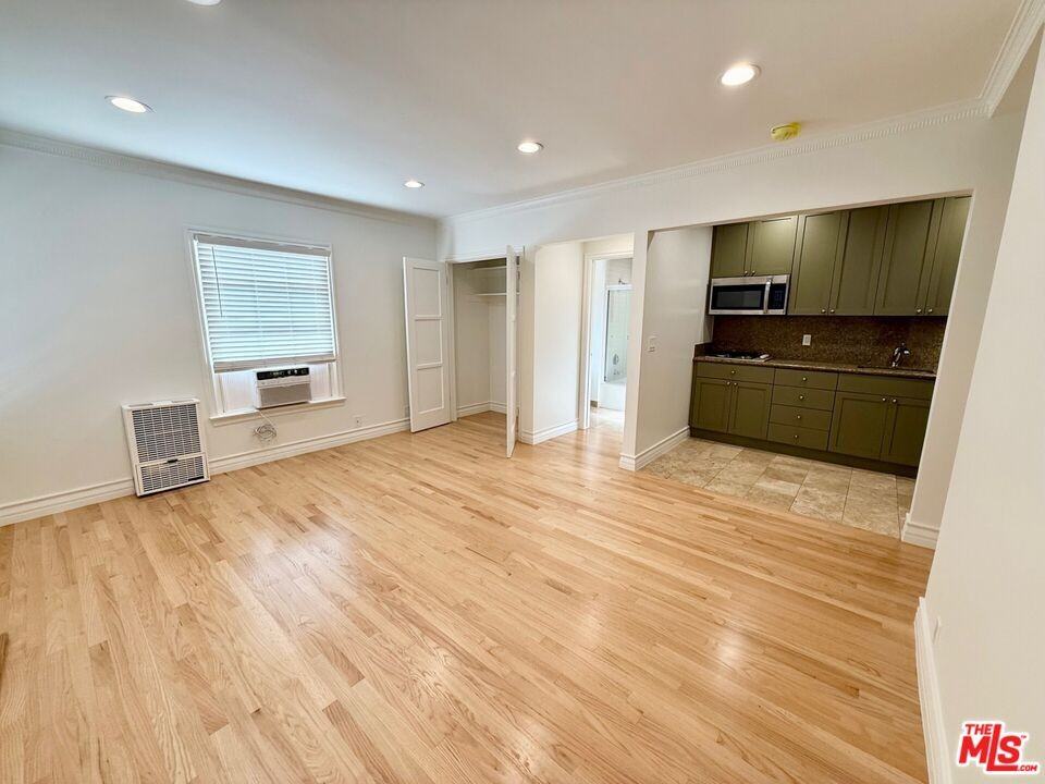 204 S Reeves Dr #204 - Photo 5 of 10