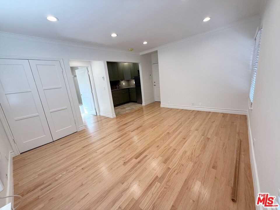 204 S Reeves Dr #204 - Photo 6 of 10