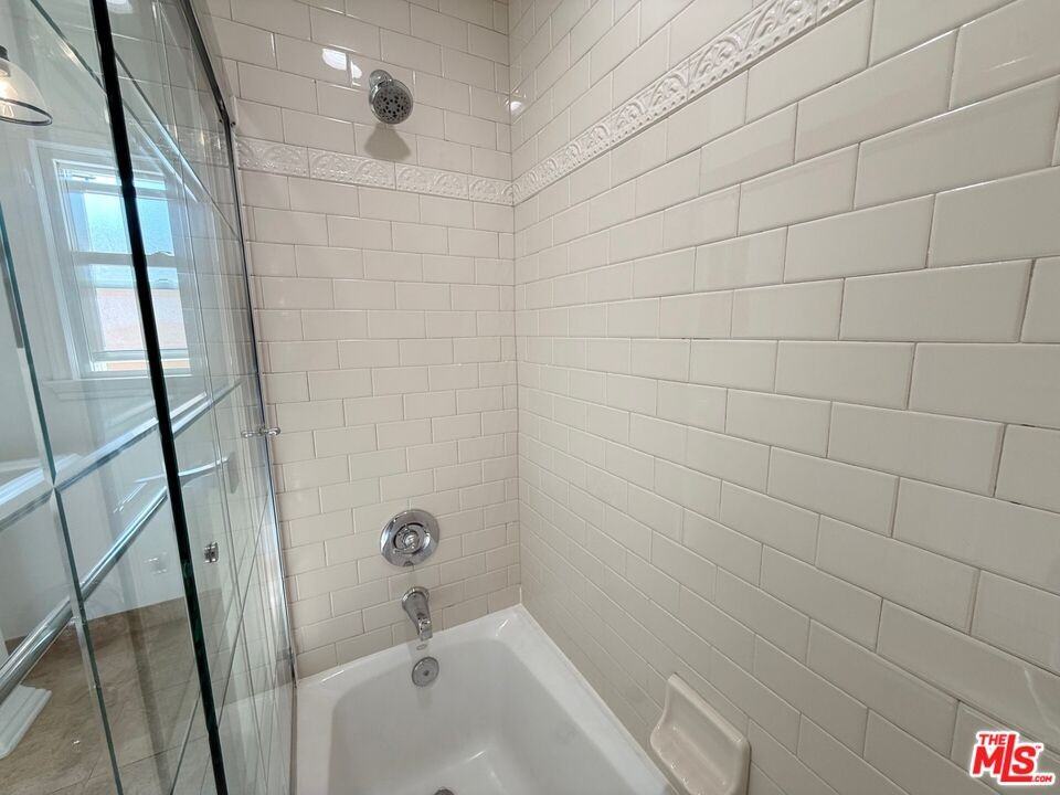 204 S Reeves Dr #204 - Photo 7 of 10