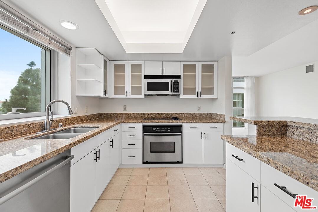 13700 Marina Pointe Dr