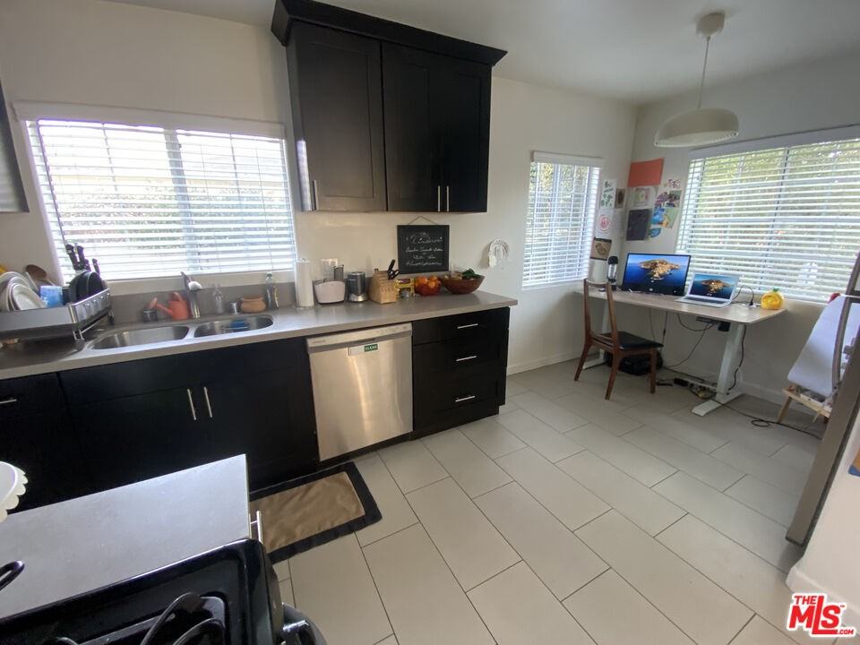 1444 S Cochran Ave #1444 - Photo 3 of 23