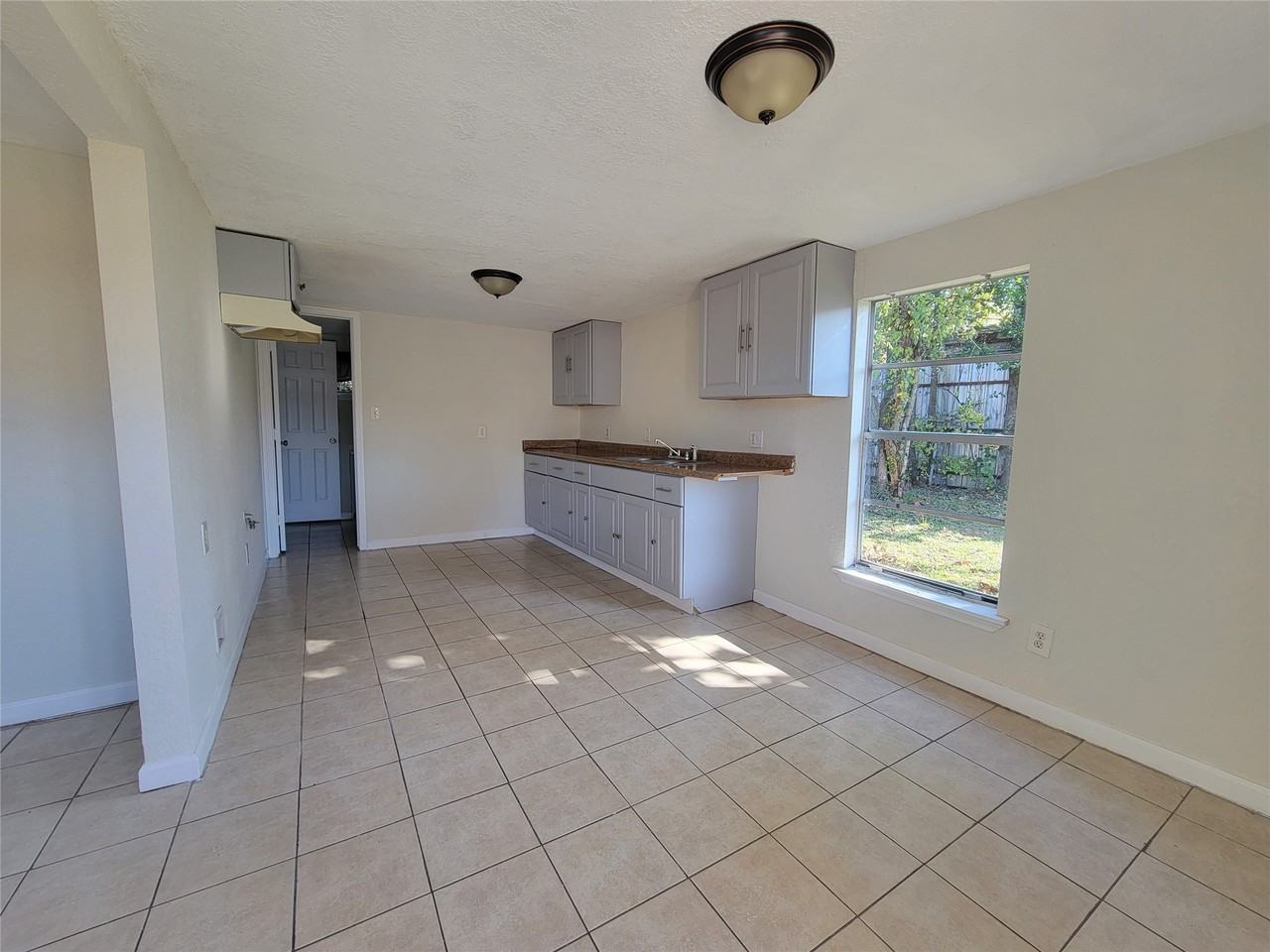 733 Zoe St #733 - Photo 5 of 11