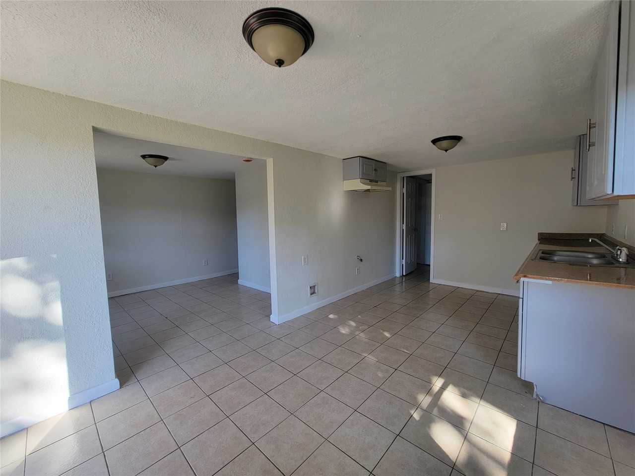 733 Zoe St #733 - Photo 7 of 11