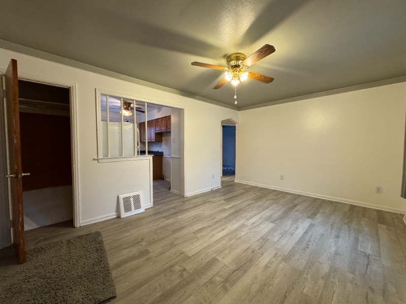 1403 E Maxlow Ave - Photo 2 of 13