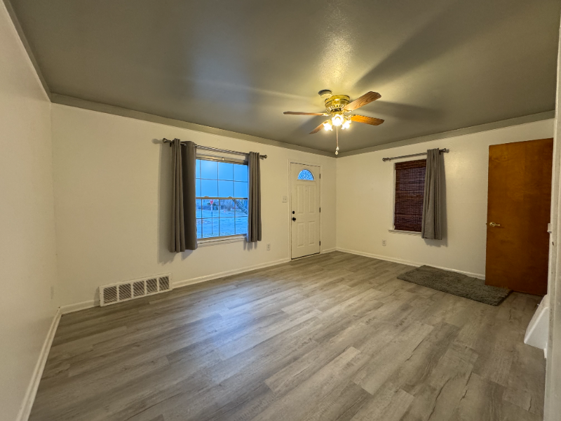 1403 E Maxlow Ave - Photo 3 of 13