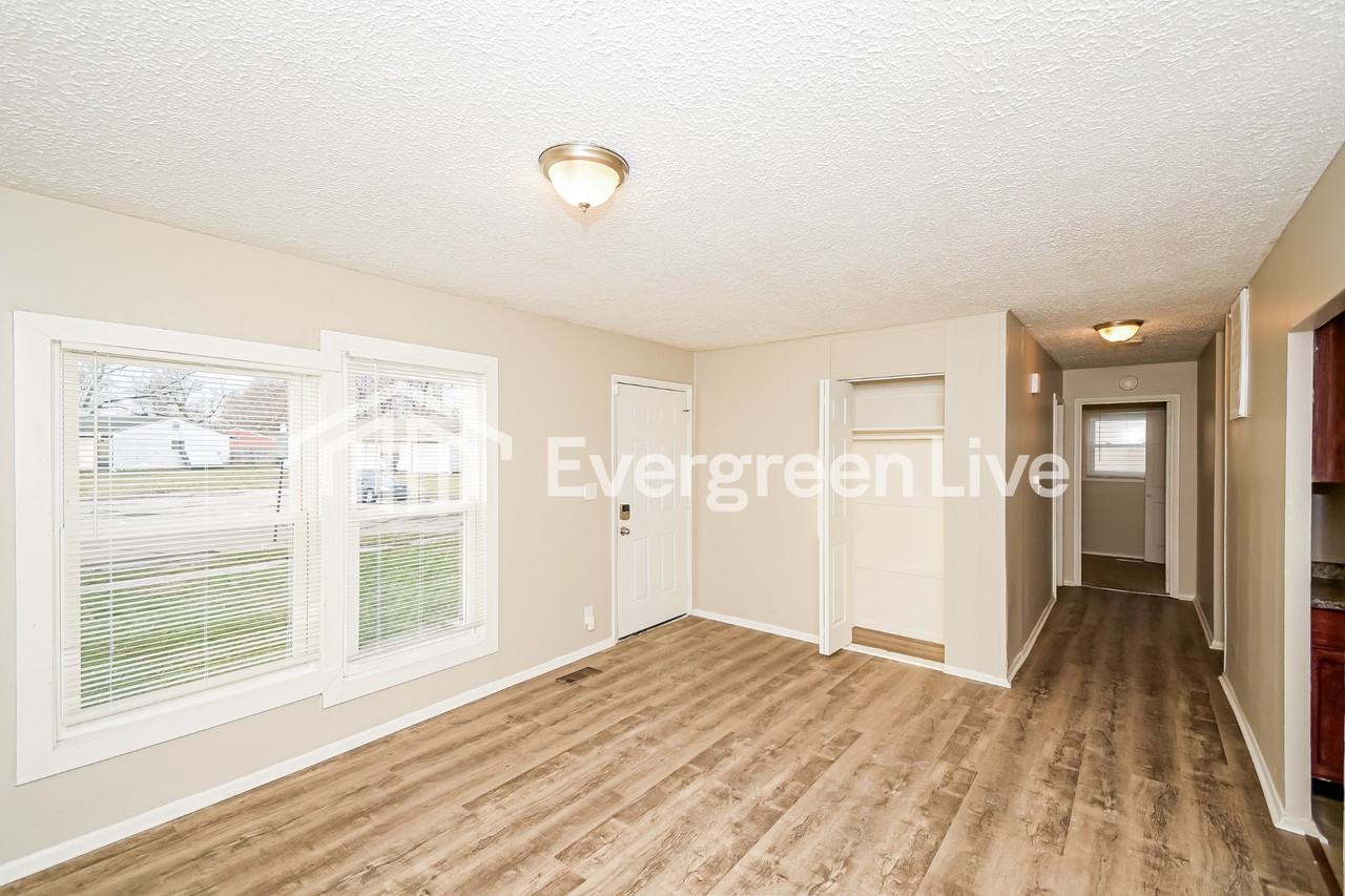 9819 Bishop Ct - Photo 2 of 15