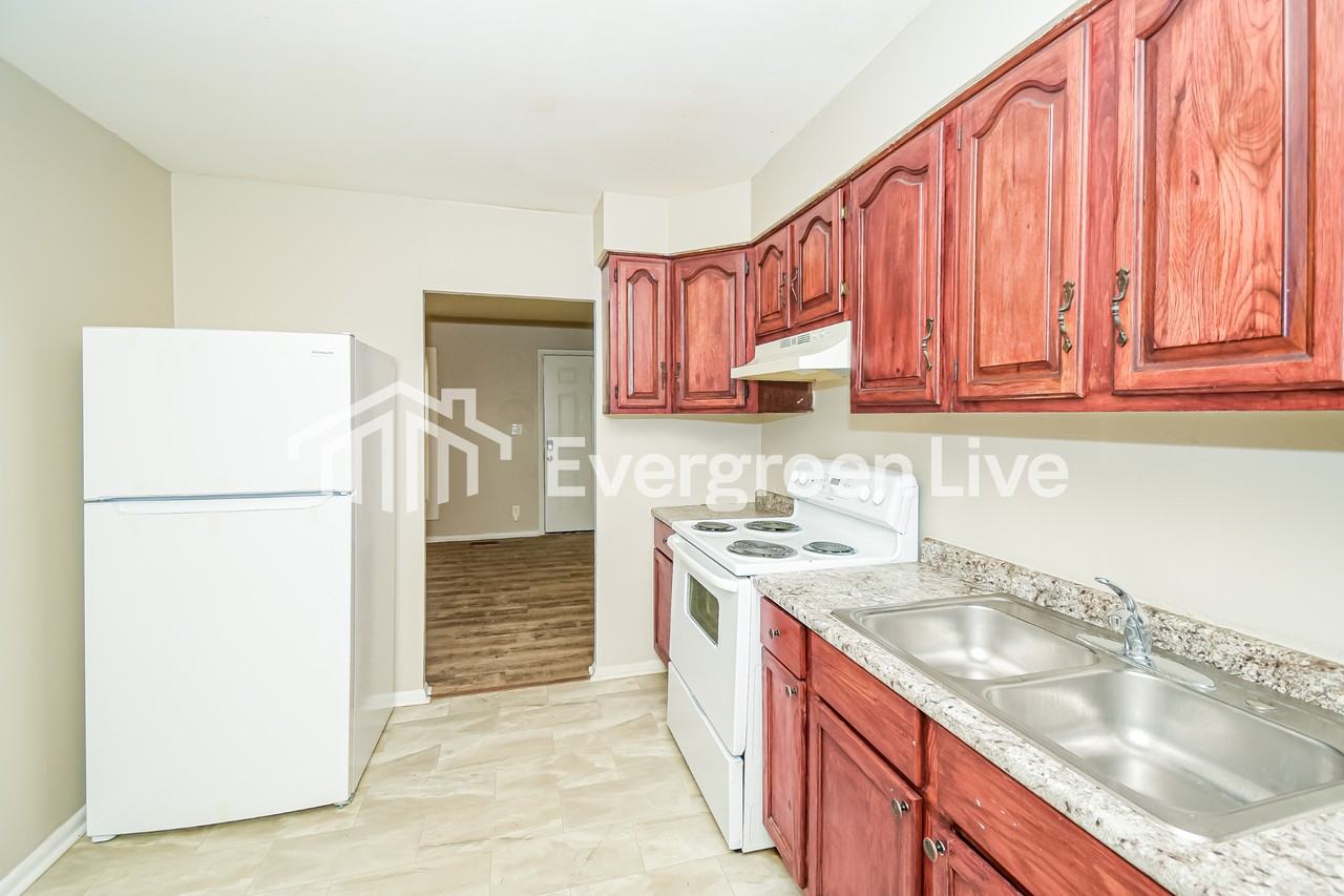 9819 Bishop Ct - Photo 5 of 15