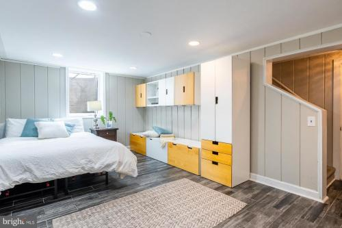 4335 S Dakota Ave Ne - Photo 2 of 10