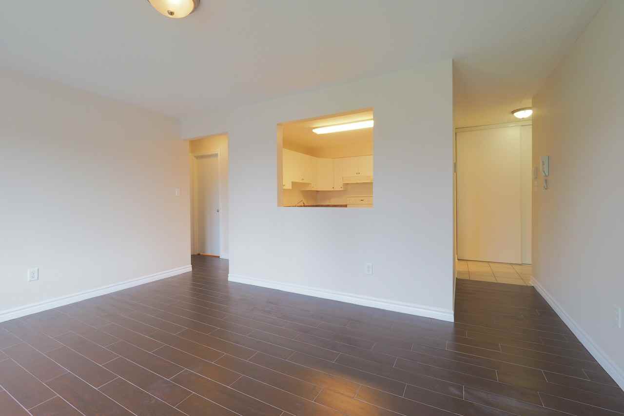 1678 Russell Rd - Photo 4 of 12