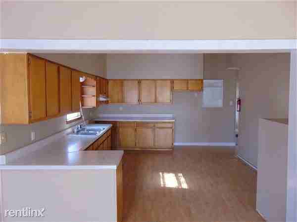 687 Parkway St - Photo 2 of 13