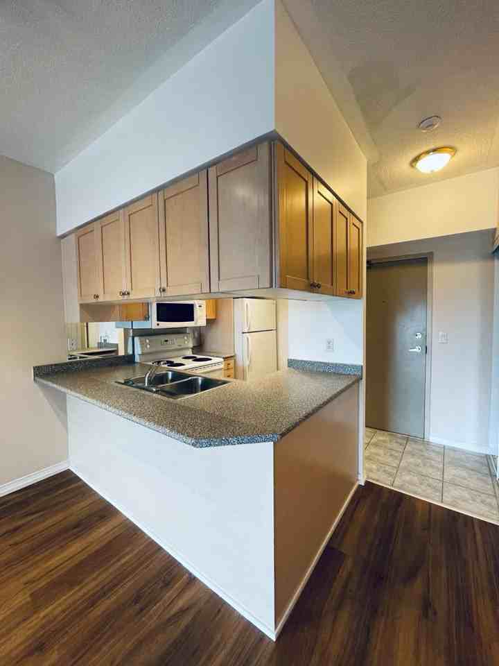 909 Bay St - Photo 3 of 20