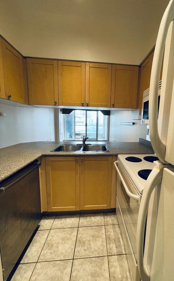 909 Bay St - Photo 4 of 20