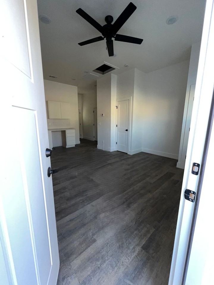 12TH STREET TOWNHOMES OF FAYETTEVILLE LLC - Photo 4 of 30