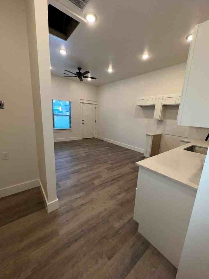 12TH STREET TOWNHOMES OF FAYETTEVILLE LLC - Photo 5 of 30