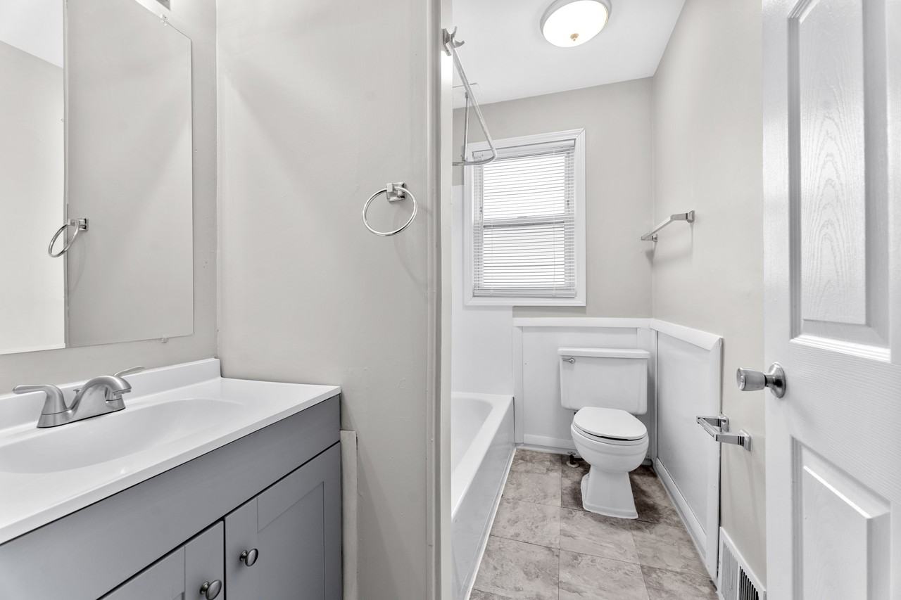 1847 8th St #1 - Photo 3 of 12