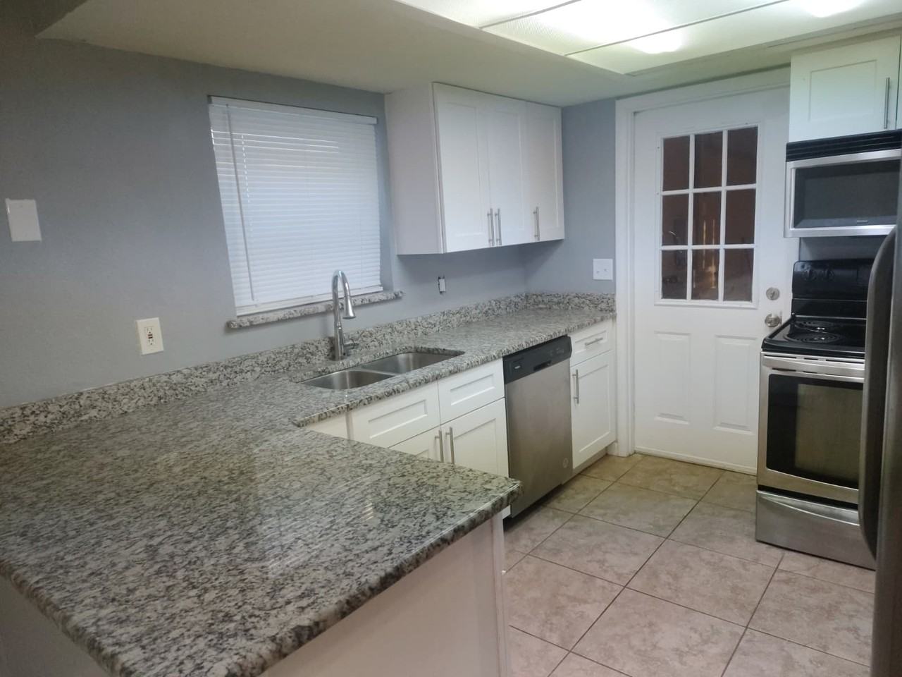 664 Lake Dexter Cir #1 - Photo 4 of 15